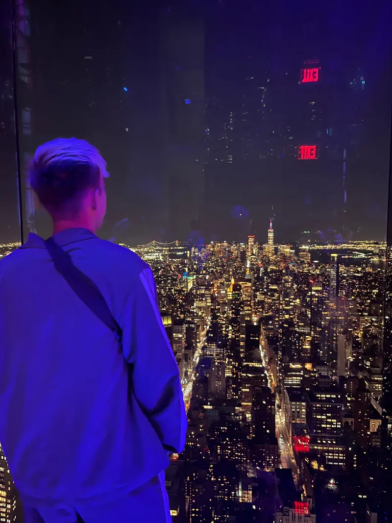 Výhľad na New York v noci z vyhliadkovej veže