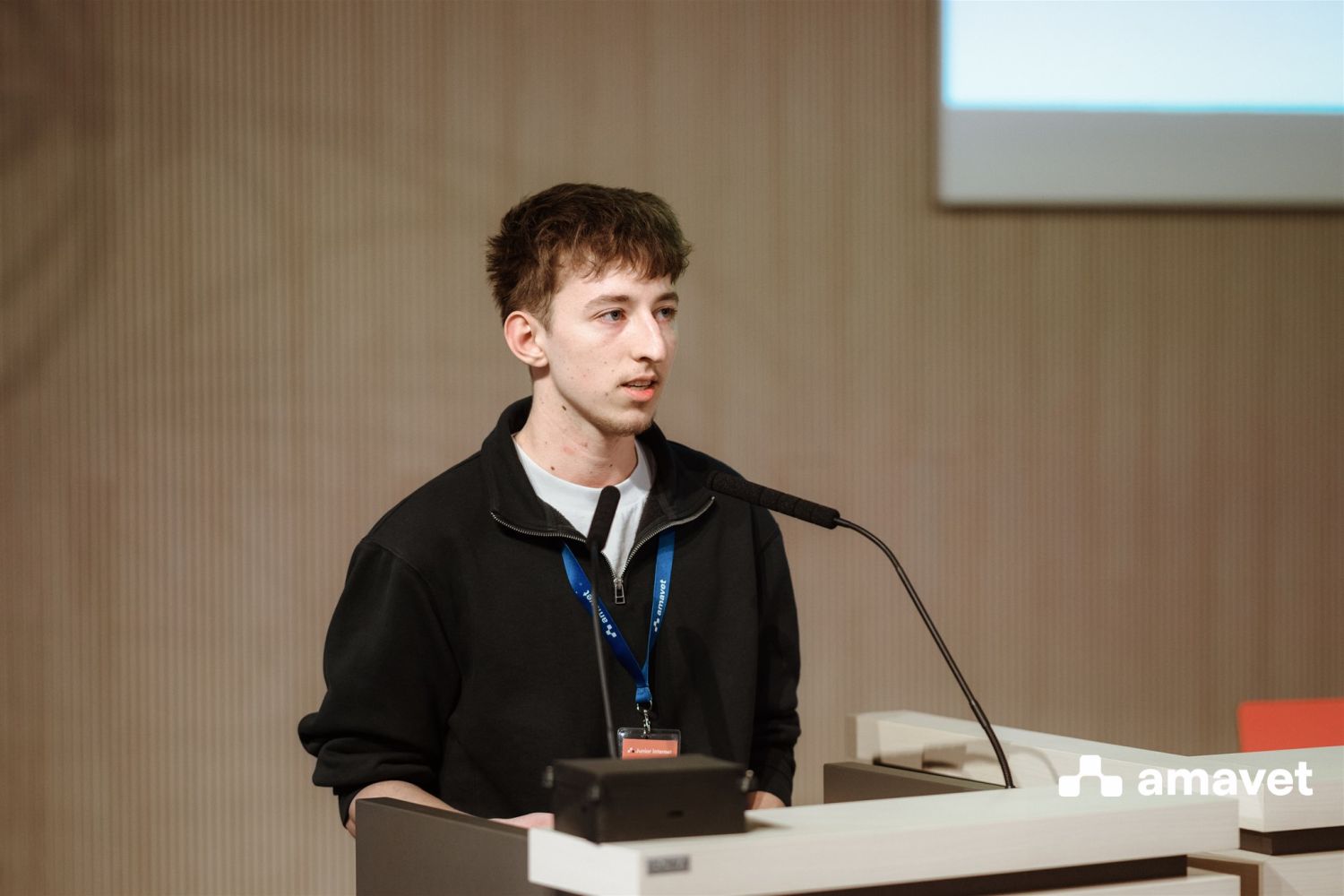 Timotej pri prezentácii projektu na súťaži AMAVET